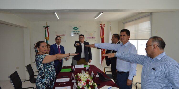 Toma protesta integrantes del comité de vinculación del CONALEP
