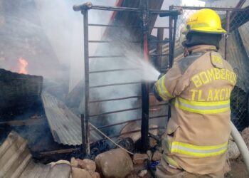 Bomberos de la SSC atienden emergencia en la Magdalena Tlaltelulco.