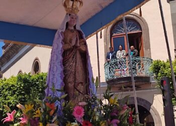Feligreses acompañan en recorrido a la Virgen de Ocotlán.