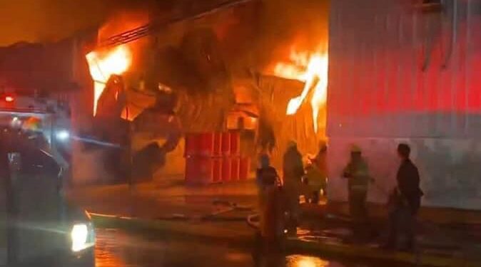 Trabajan cuerpos de emergencia para controlar incendio en CIX III en Tlaxco.