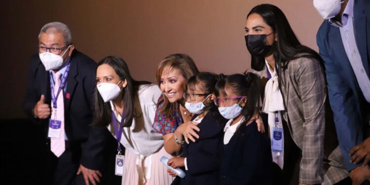 Entregó gobernadora lentes a menores de edad como parte del programa unidad de atención visual