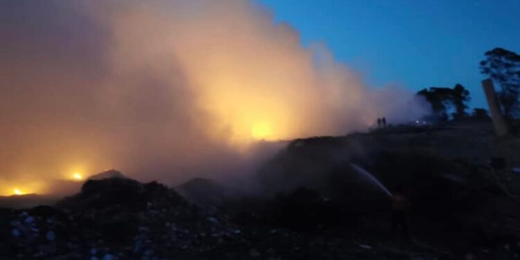 SMA activa protocolo de atención al incendio del relleno sanitario de Nanacamilpa