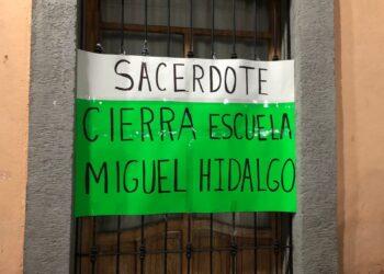 Párroco Pablo Cuatecontzi Flores lucra con la educación en Ixtenco, demandan habitantes.