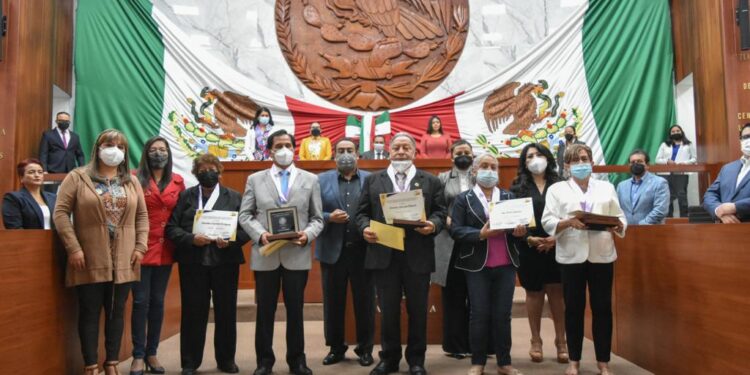 Congreso reconoce a maestras y maestros con la presea “50 Años por la Educación al Servicio del Pueblo”