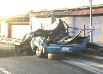 Muere un hombre al quedar prensado en accidente automovilístico en Huamantla.