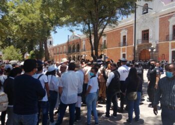 Jóvenes se manifiestan por apoyos a sus organizaciones, hay un detenido.
