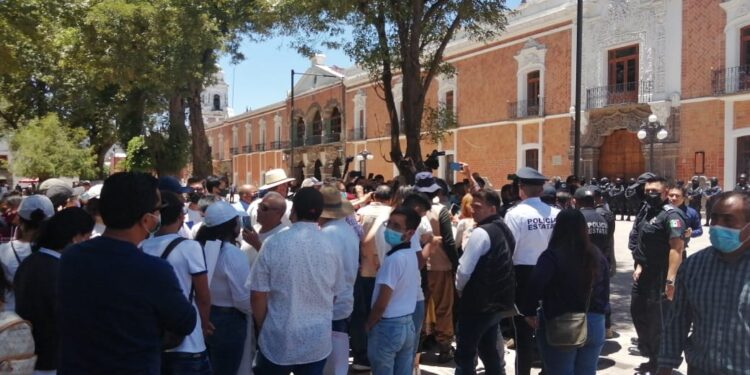 Jóvenes se manifiestan por apoyos a sus organizaciones, hay un detenido.