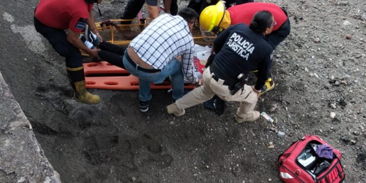 En trabajo coordinado dependencias estatales y municipales auxilian a persona en calle