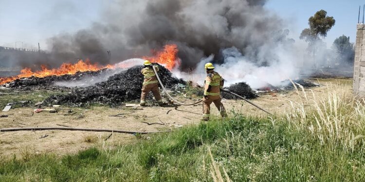El cuerpo de bomberos sofoca incendio en terreno baldío