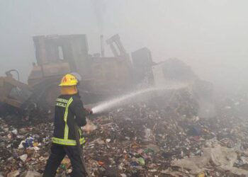 El heroico cuerpo de bomberos de Tlaxcala  atiende incendio registrado en el relleno sanitario de Nanacamilpa