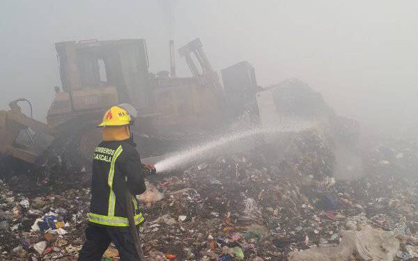 El heroico cuerpo de bomberos de Tlaxcala  atiende incendio registrado en el relleno sanitario de Nanacamilpa