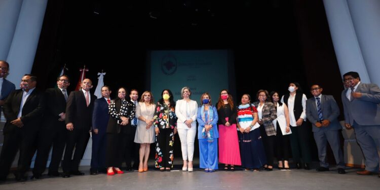 Reitera gobernadora trabajo comprometido con la CEDH