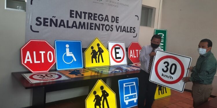 Entrega SMyT señalamientos viales al municipio de Tetla