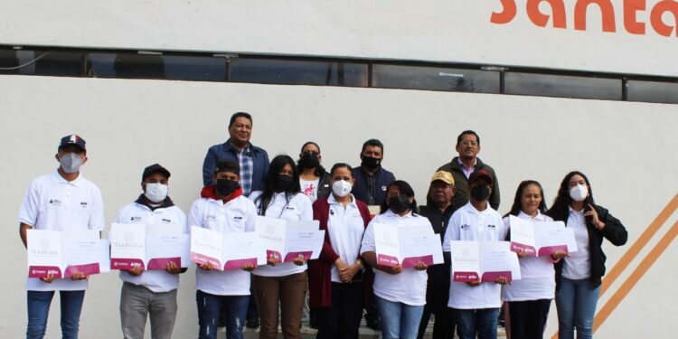 Entrega ITEA 58 certificados a personas de Xaloztoc, Huamantla y Zitlaltepec