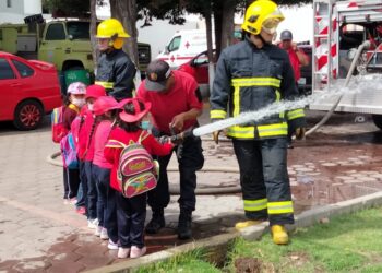 Realiza bomberos demostración a alumnos de preescolar