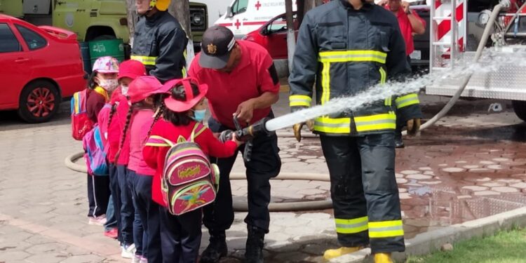 Realiza bomberos demostración a alumnos de preescolar