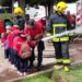 Realiza bomberos demostración a alumnos de preescolar