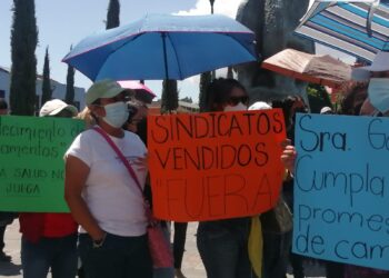 Docentes de diferentes demarcaciónes de la capital tlaxcalteca exigen abastos de medicamentos para ellos y sus familias.