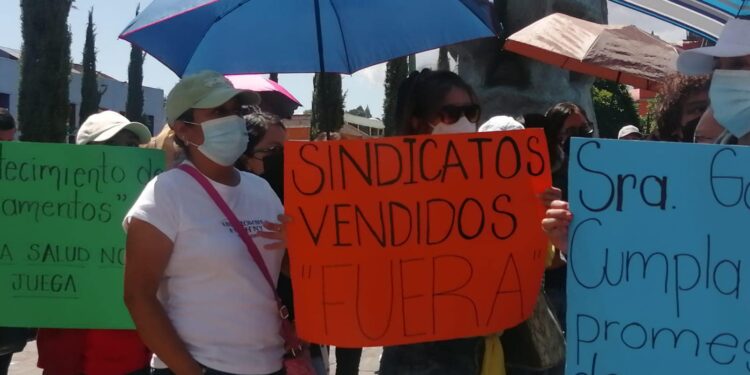 Docentes de diferentes demarcaciónes de la capital tlaxcalteca exigen abastos de medicamentos para ellos y sus familias.