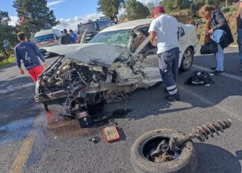 2 lesionados y una persona prensada en accidente automovilístico en Tetla.