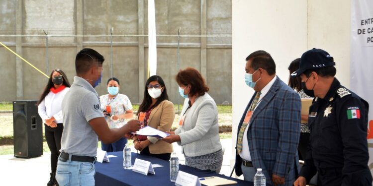 ICATLAX y SSC entregan 150 constancias de capacitación en el CERESO de Apizaco