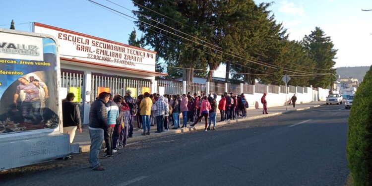 Padres de familia de la escuela Emiliano Zapata en Terrenate denuncian acoso sexual de profesores.