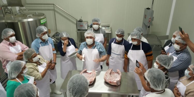 Capacita SIA a 15 ovinocultores en cortes finos de cordero