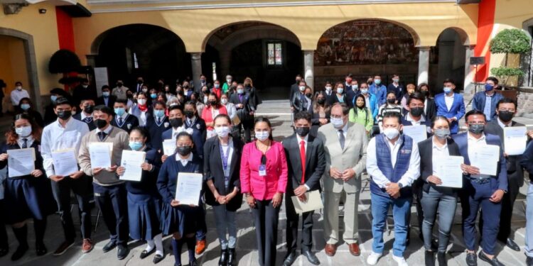 Entrega SEPE-USET 2 mil 600 constancias de servicio social a estudiantes.