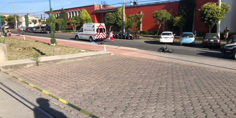 Muere hombre tras ser atropellado en su motocicleta sobre el bulevar Cuamanco en Huamantla.