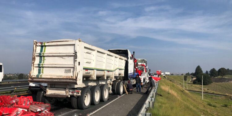 Solo daños materiales en múltiple choque en Tocatlán.
