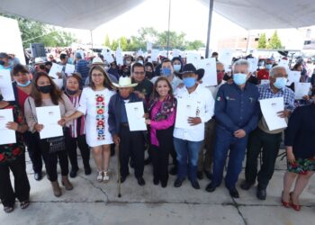 Gobernadora Lorena Cuéllar da certeza jurídica sobre su patrimonio a 150 familias de Plan de Ayala, municipio de Tetla.