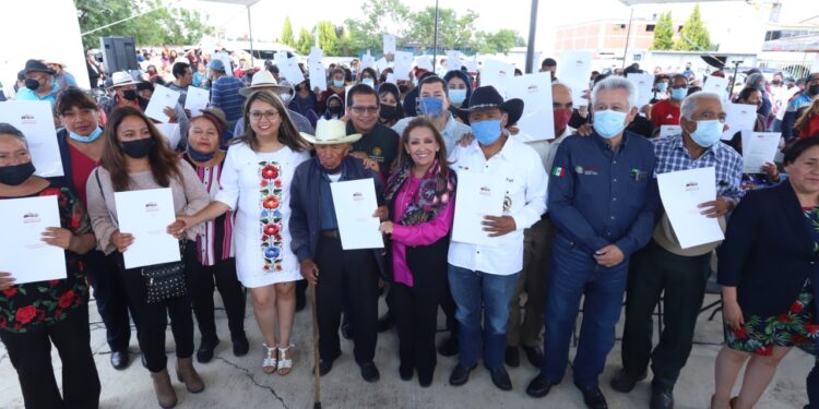 Gobernadora Lorena Cuéllar da certeza jurídica sobre su patrimonio a 150 familias de Plan de Ayala, municipio de Tetla.