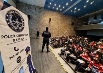 Unidad de policía cibernética de la SSC imparte pláticas en instituciones educativas.