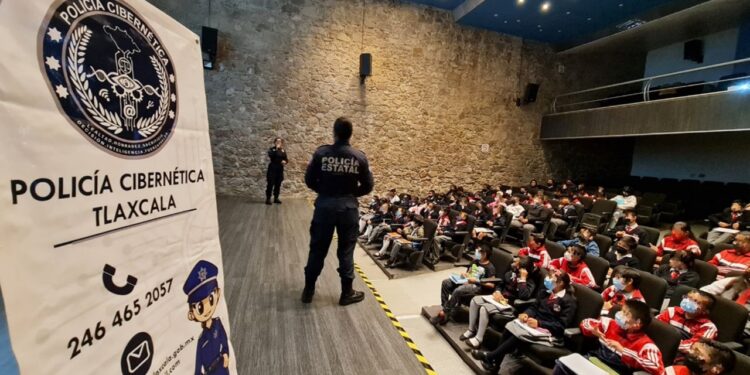 Unidad de policía cibernética de la SSC imparte pláticas en instituciones educativas.