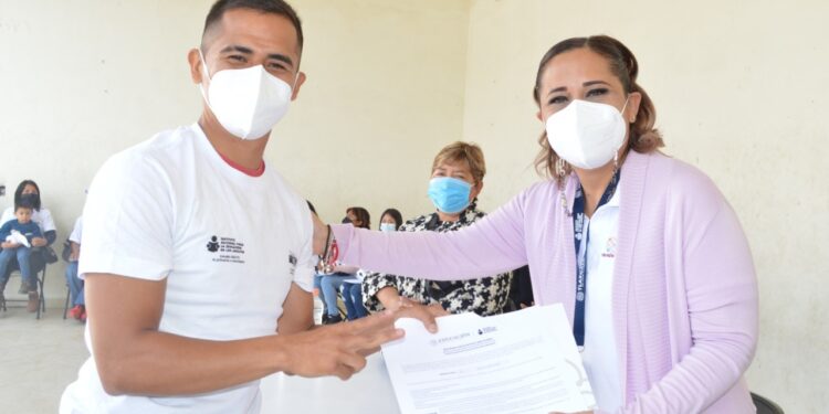 Entrega ITEA certificados de educación básica en Tepetitla, Calpulalpan, y Tzompantepec