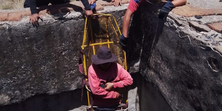 Bomberos rescatan a hombre que cayo en pozo.
