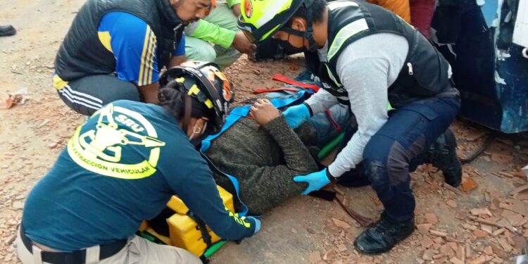 Liberan bomberos a personas prensadas en libramiento Apizaco- Huamantla.