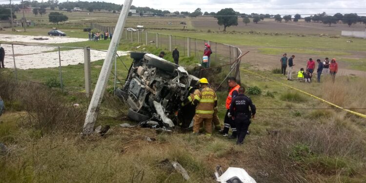 El heroico cuerpo de bomberos atendió accidente vial sobre la Apizaco-Tlaxco