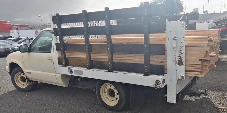 SSC aseguró camioneta con material forestal en Huamantla