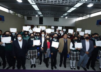 Reciben 3 mil estudiantes del CECYTE-EMSAD certificados de becas santander