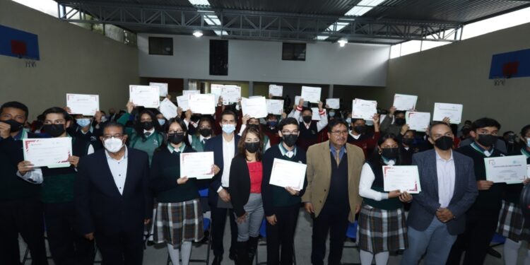 Reciben 3 mil estudiantes del CECYTE-EMSAD certificados de becas santander