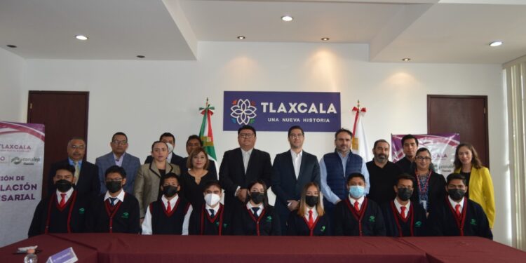 Refuerza CONALEP vínculos con SEDECO, entregan currículos vitae de alumnos