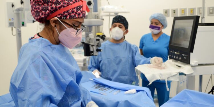 Inicia jornada de cirugías de cataratas gratuitas para el bienestar de personas en situación vulnerable.