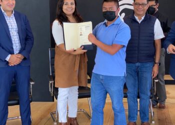 UPTx entrega títulos universitarios a ingenieros egresados en 2021 y 2022