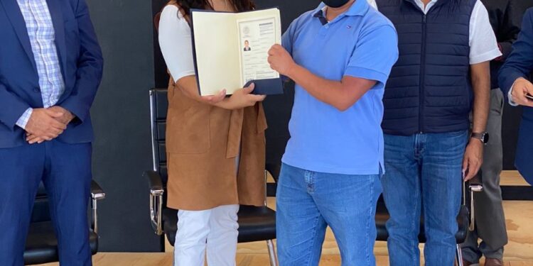 UPTx entrega títulos universitarios a ingenieros egresados en 2021 y 2022