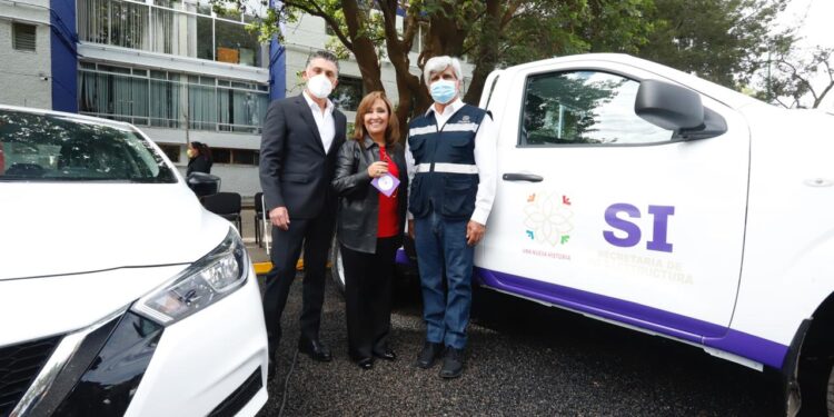 Entrega Gobernadora Lorena Cuéllar automóviles a trabajadores de la SI.