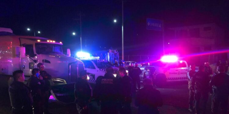 Ahora patrulla de GN no respeta semáforo e impacta contra trailer.