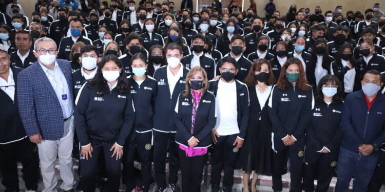 Abandera Gobernadora Lorena Cuellar a delegación tlaxcalteca que participará en los juegos nacionales de CONADE 2022