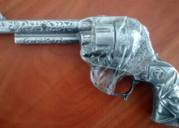 Detiene la SSC a sujetos por réplica de arma de fuego, drogas y cohecho.