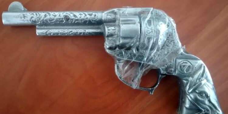 Detiene la SSC a sujetos por réplica de arma de fuego, drogas y cohecho.